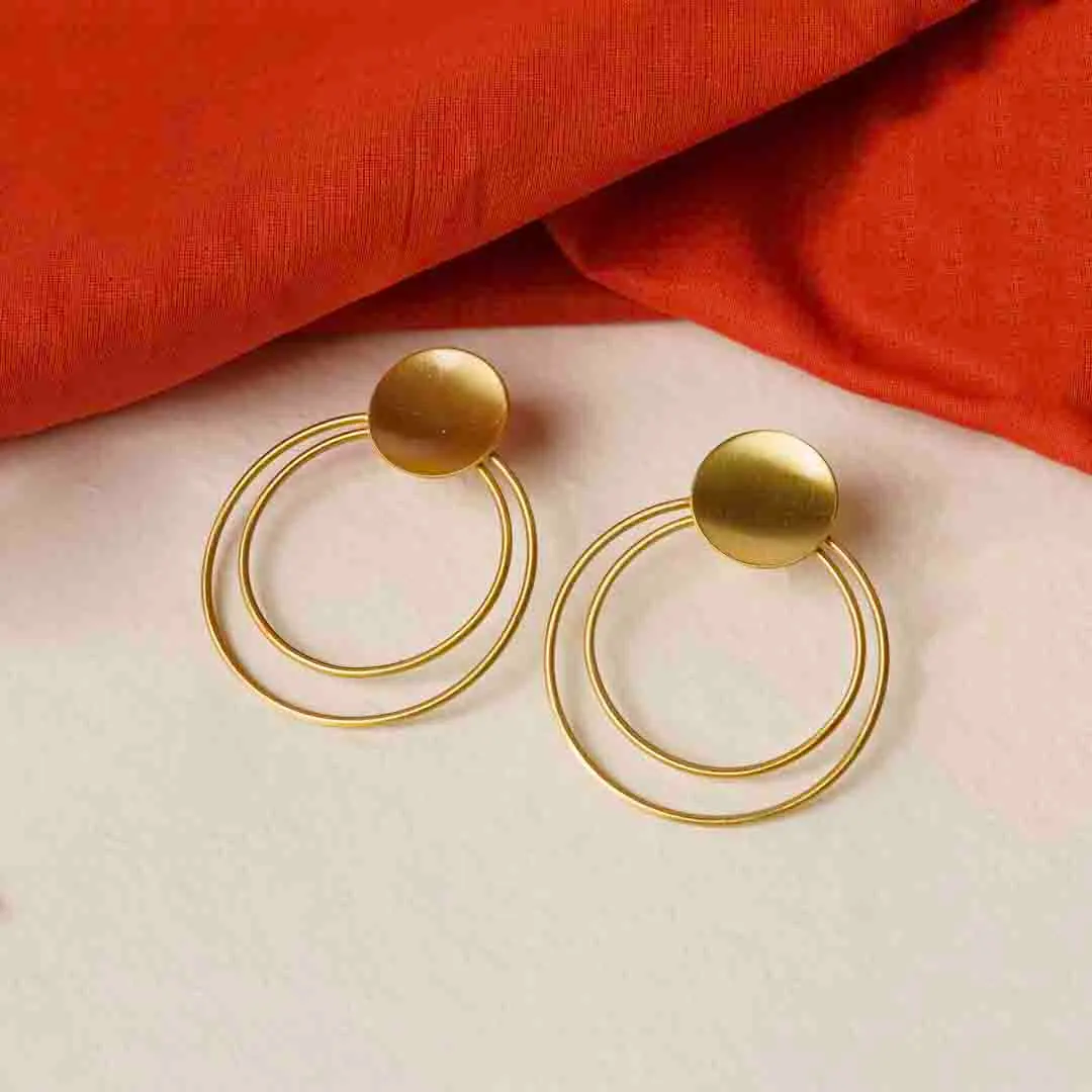 295-Th Modern brass drop earring with a sculptural design, showcasing an triangular-shaped top with a hollow center, two interlinked hoops, and a textured triangle charm gracefully dangling at the bottom, secured with a push-back closure.