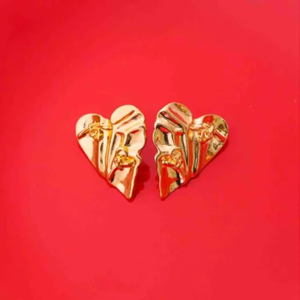 Trendy asymmetrical heart studs in a gold-tone finish, showcasing a distinctive wrinkle effect and a comfortable push-back fastening