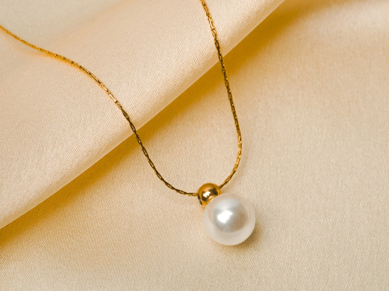 Classic Pearl pendants
