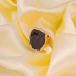 Bold irregular black stone and textured metallic bezel for a modern statement look.