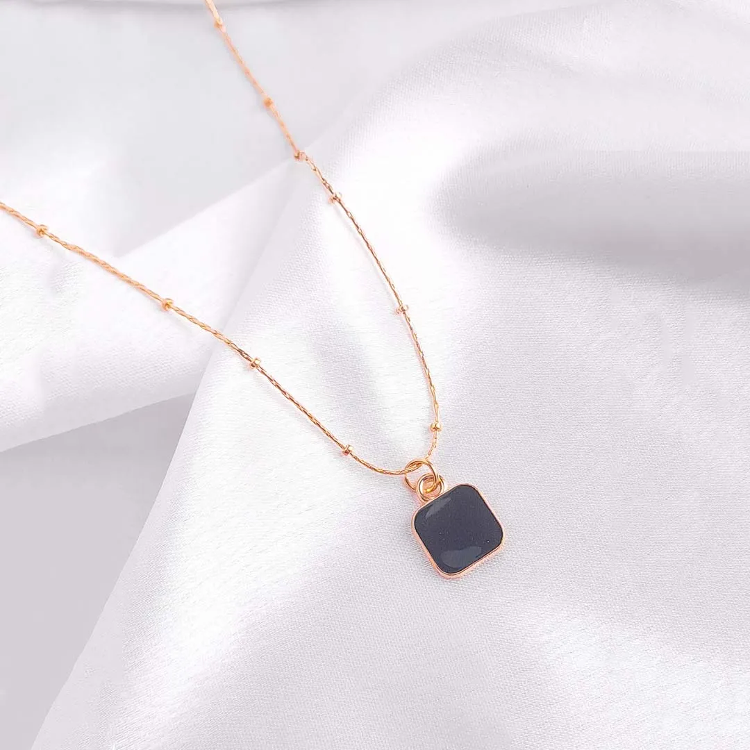 20251104_170839 Layered gold-tone necklace with faceted black square pendant and delicate chain details, adjustable clasp.